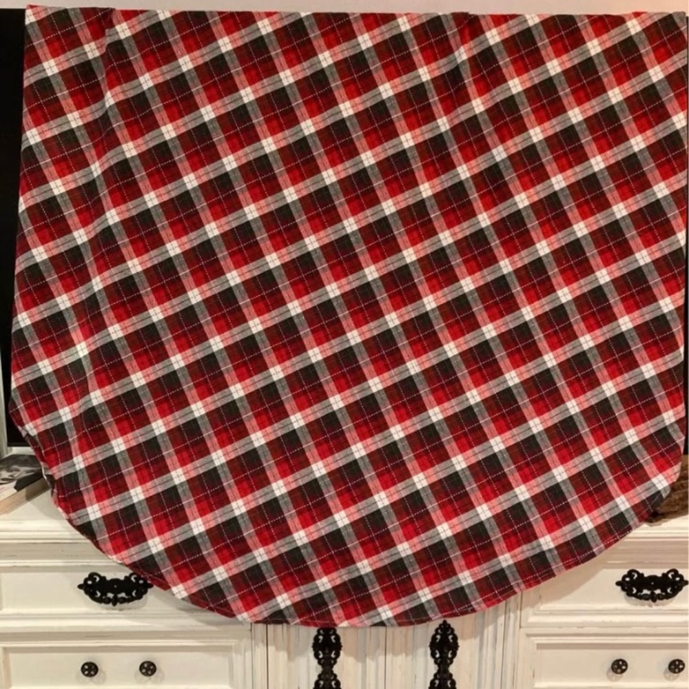 72" Round Christmas table
cloth